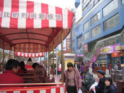 上海　南京路歩行街　専用観光バスでの見物